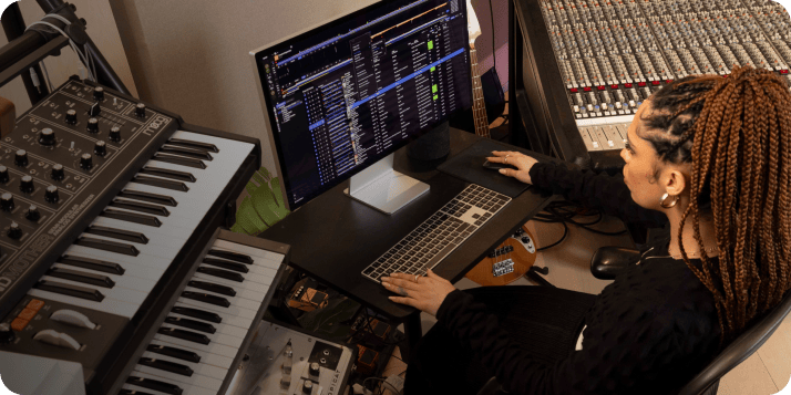 工作室桌面上的曲库浏览